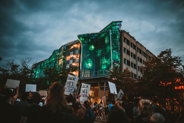 How Can Traditional British Meals be Revamped with a Modern Twist?